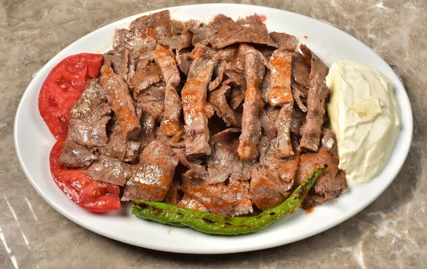 Bursa Döner Kebabı (İskender): Bir Şehrin Tabağa Sığan Hikâyesi