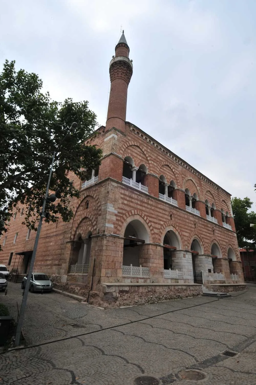 I. Murad Hüdavendigar Camii: Namazın Üstünde Bir Medrese Saklayan Yapı