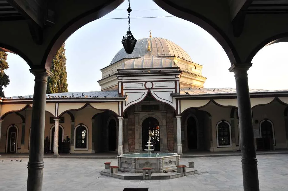 Emir Sultan Camii ve Külliyesi: Bursa’nın Kalbinde Sessizce Yaşayan Bir İnanç Hikâyesi
