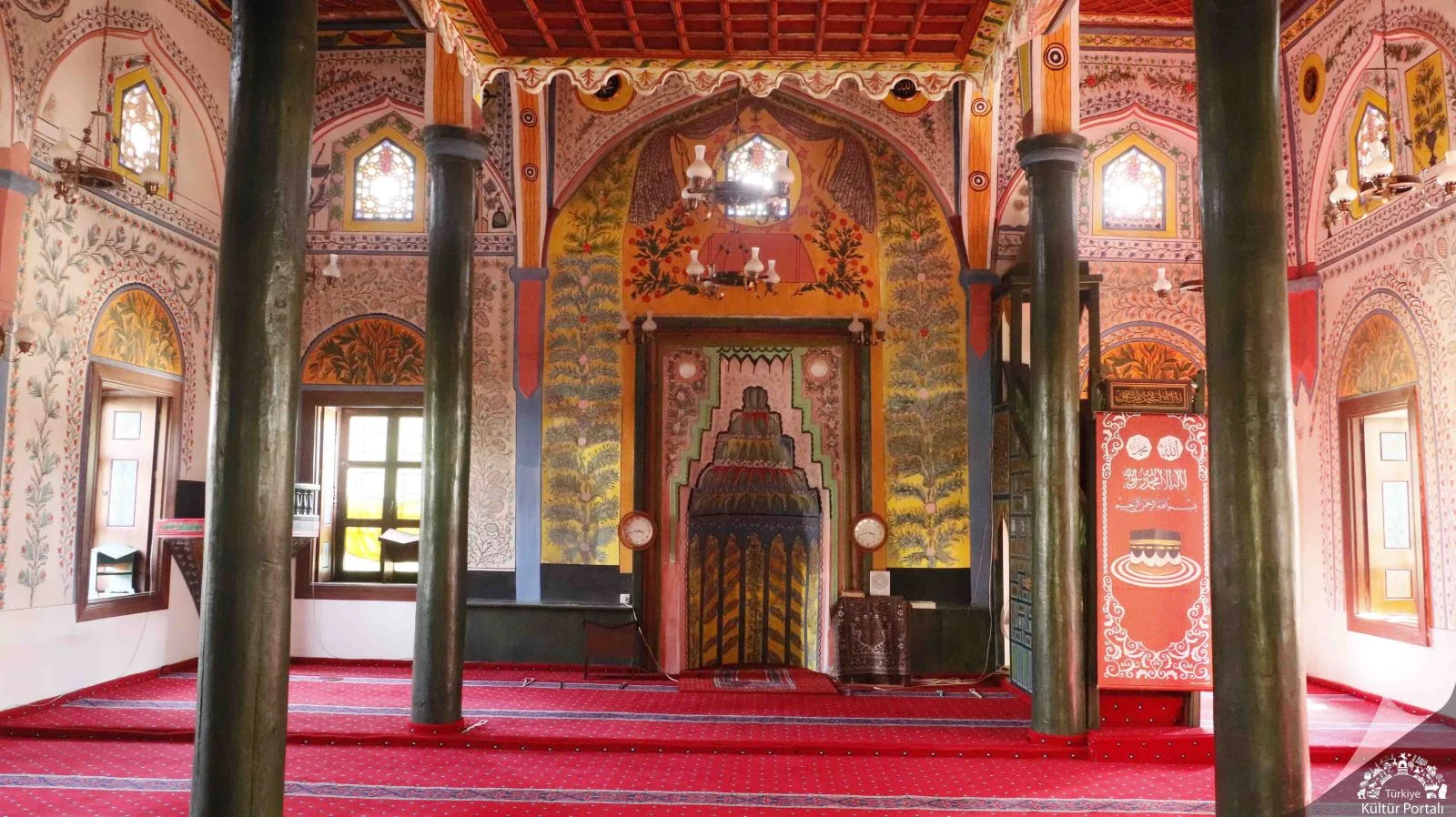 Çivril Savranşah Camii: Ahşap Sütunlar ve Renkli Ayrıntılar
