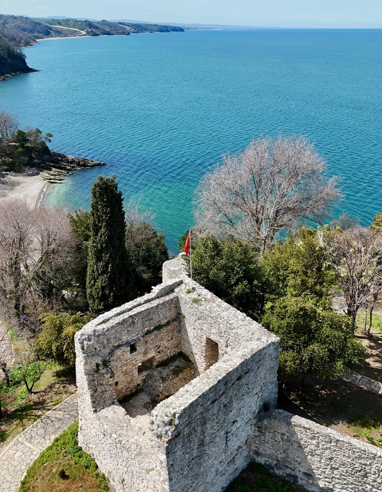 Akçakoca Genoese Castle: Walls Overlooking the Black Sea Between Two Bays