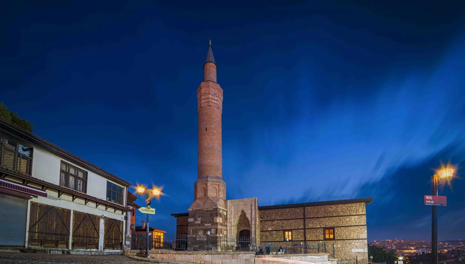 Aslanhane Camii: Ankara’nın Kalbinde Ahşaba İşlenmiş 700 Yıllık Bir Hikâye