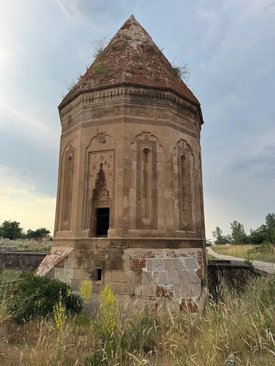 Halime Hatun Tomb (Halime Hatun Kümbeti) — photo 2